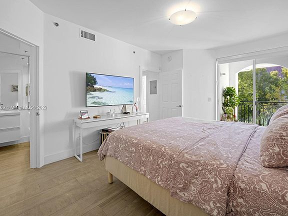4th image of 3245 NE 184th St #1340