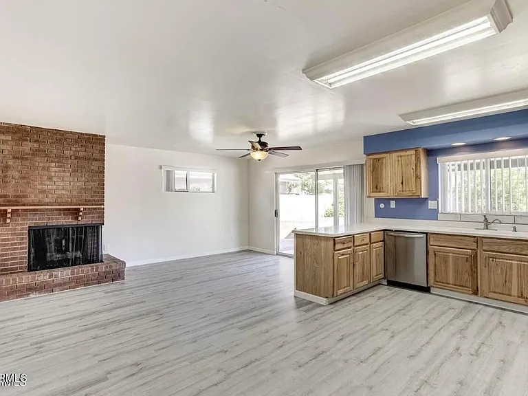 40 E Fairmont Dr — Photo 3