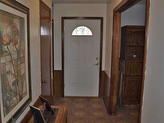 2nd image of 201 SW Crystal Hills Dr
