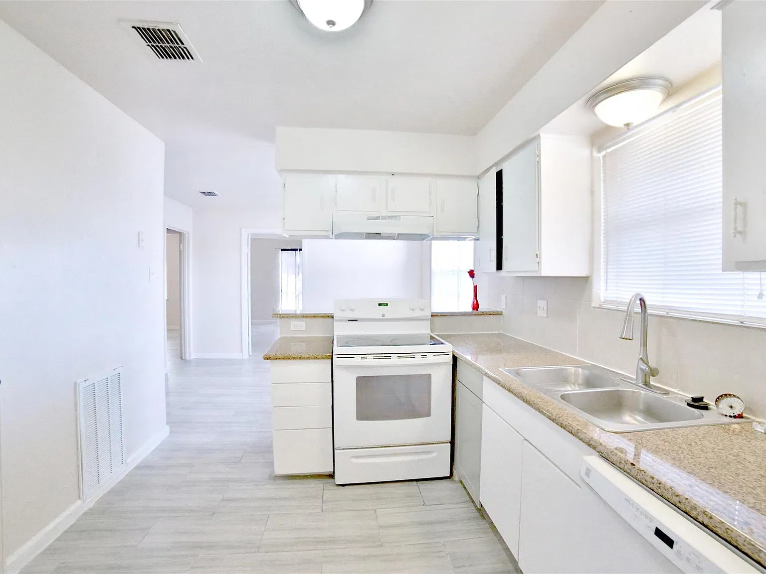 3 bed, 1.0 bath, 1022 sqft, $1,200 — Photo 2