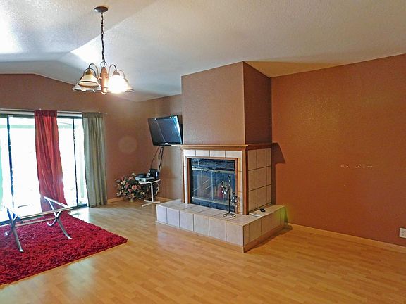 5th image of 2442 Summer St
