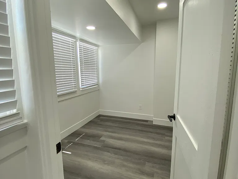 301 E Franklin Ave — Photo 22