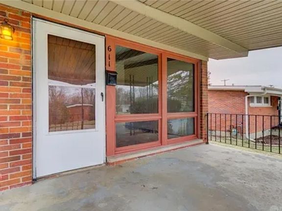 2nd image of 611 W Parkwood Ave