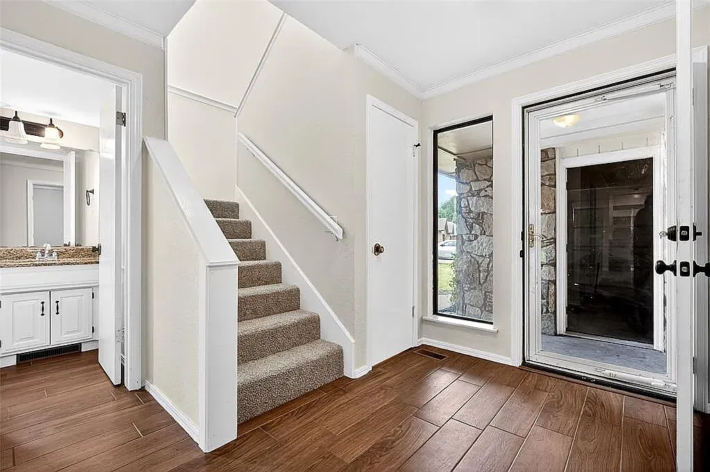3 bed, 2.5 bath, 1975 sqft, $1,850 — Photo 3