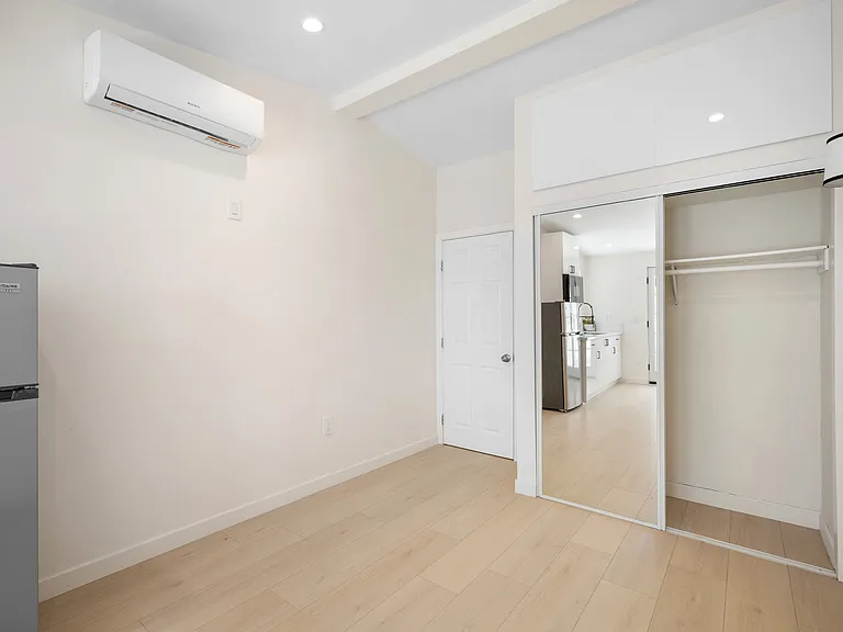 22432 Burbank Blvd #1/2 — Photo 6
