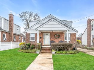 17 Hillside Ave, Lynbrook, NY 11563