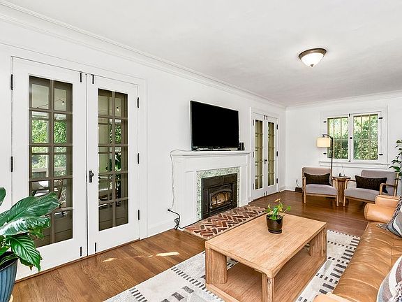 4th image of 6042 Kenwood Ave