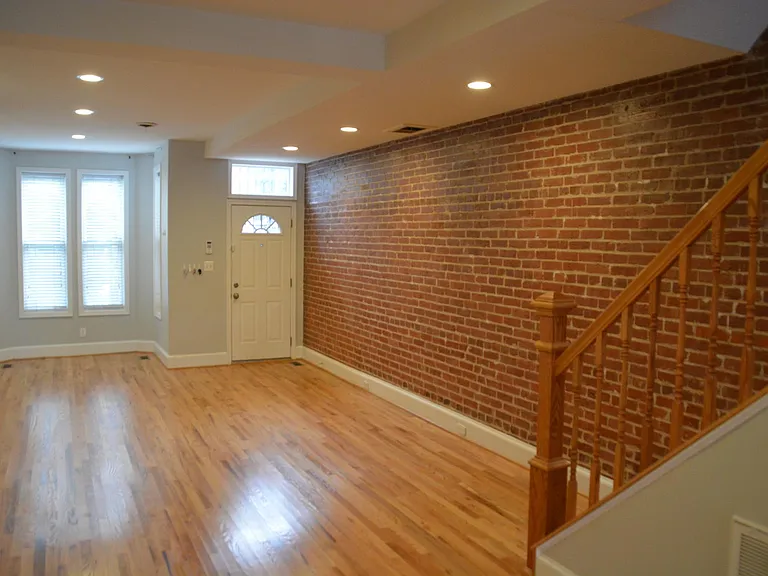 727 11th St NE — Photo 2
