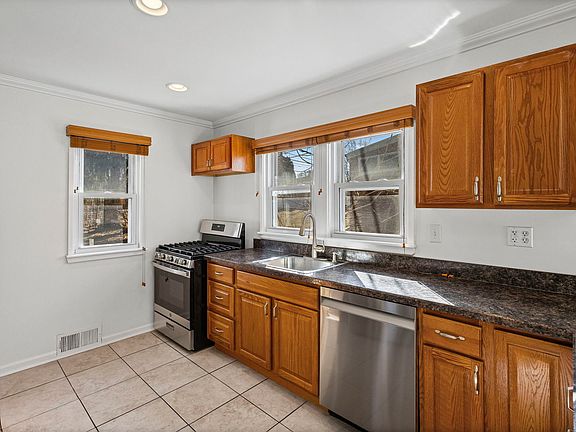 5th image of 115 N Park St