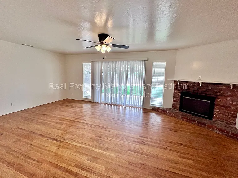 4467 N Van Dyke Ave — Photo 15