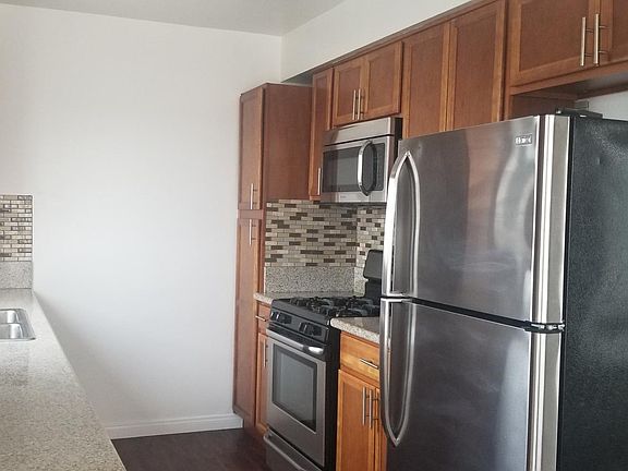 3rd image of 803 Edgewood St APT 10