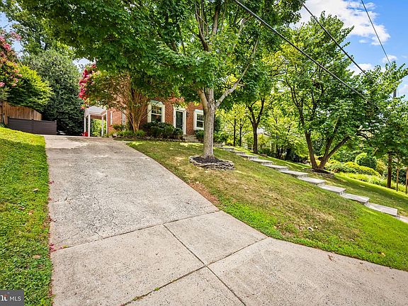 4th image of 9613 Parkwood Dr