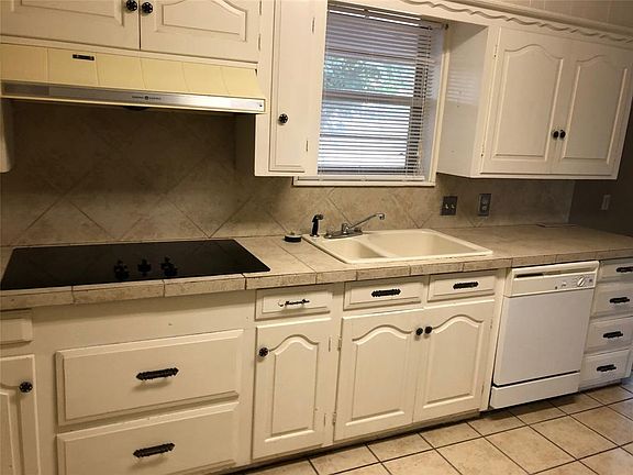 5th image of 2541 Greenbriar Dr