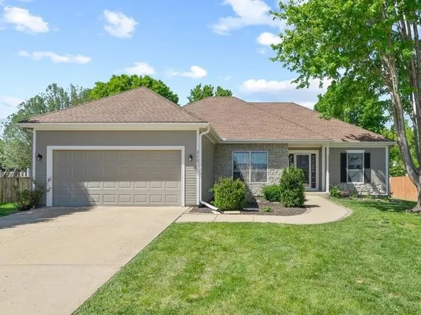 270 W Colleen Dr, Gardner, KS 66030