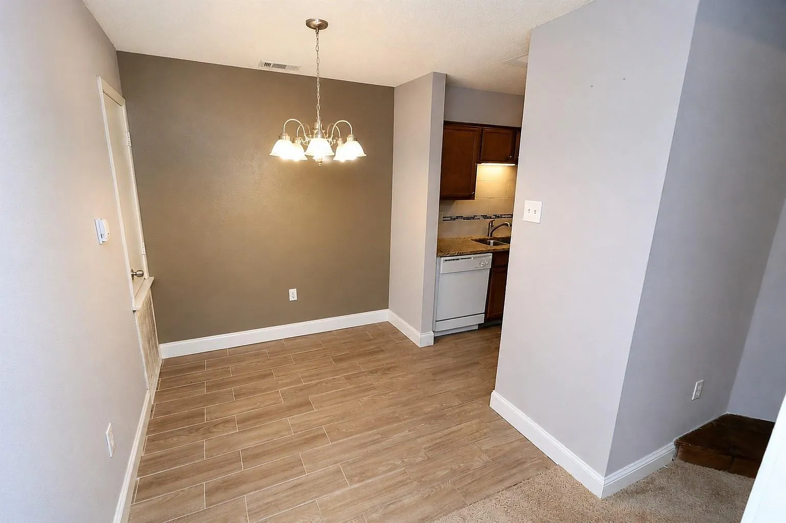 2 bed, 730 sqft, $1,100 — Photo 2
