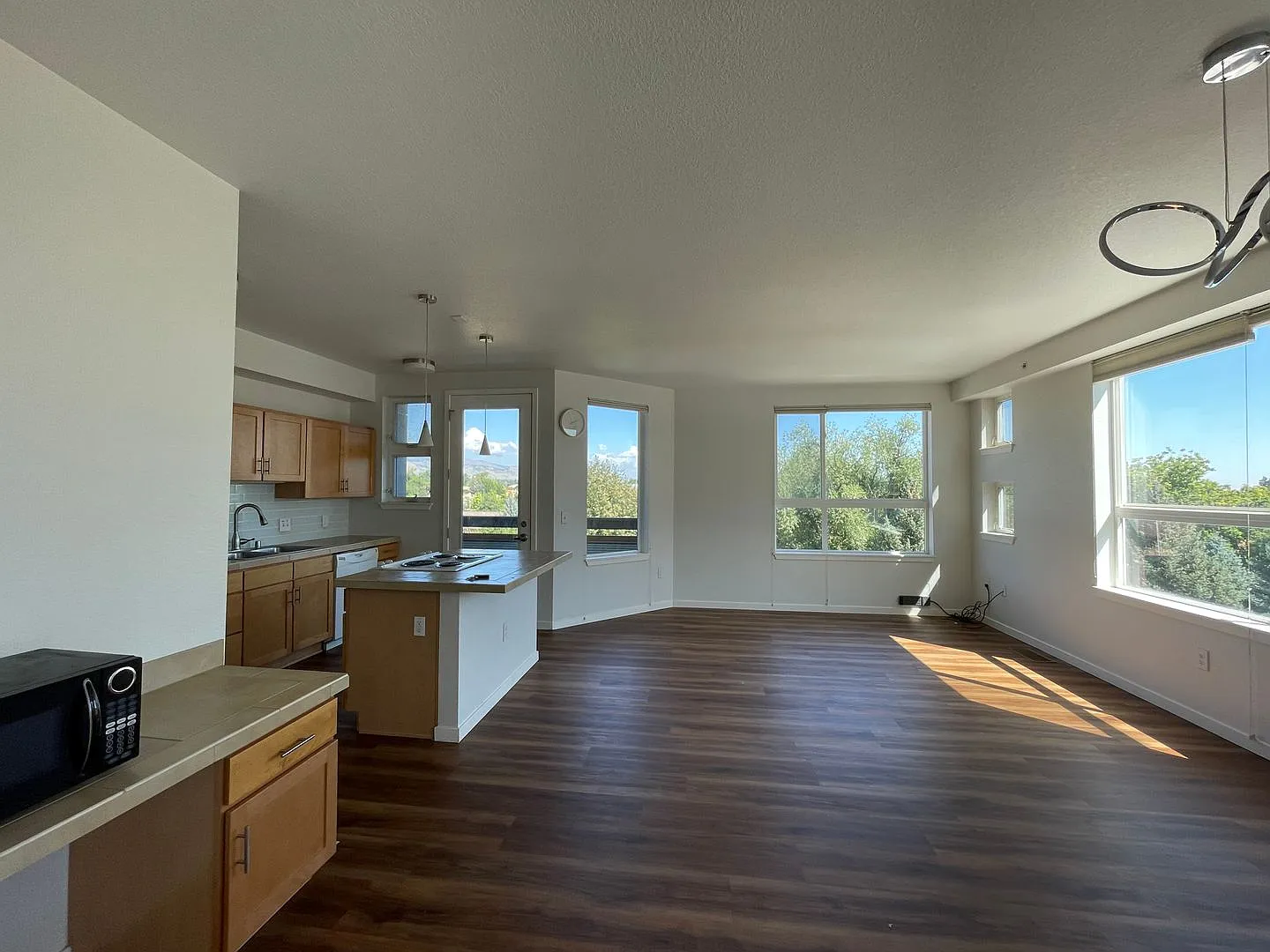 Beautiful and Bright 2B/2.5B off 28th and Colorado! — Photo 4
