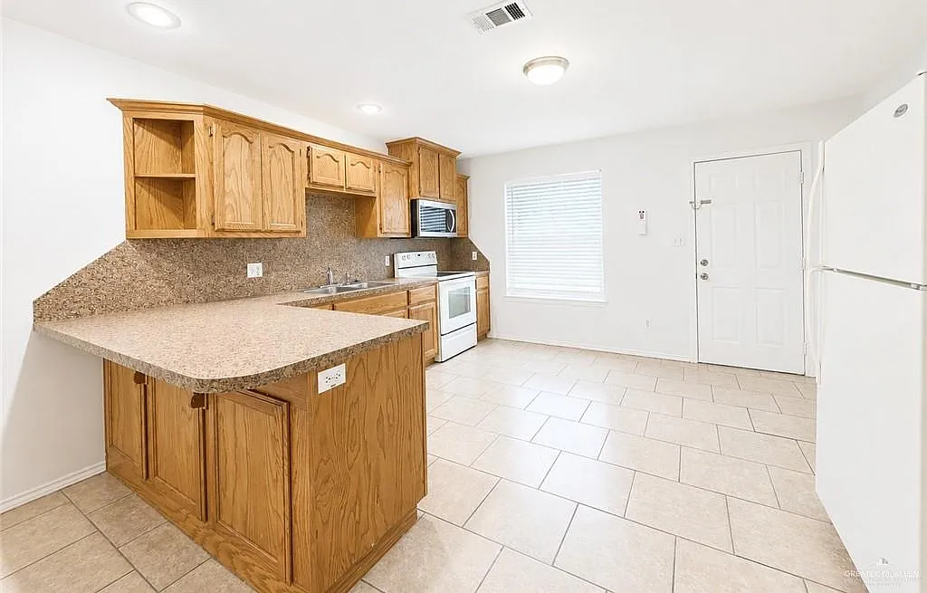 3 bed, 2.0 bath, 1095 sqft, $925 — Photo 3