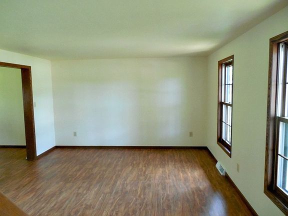3rd image of 891 Evergreen Ct