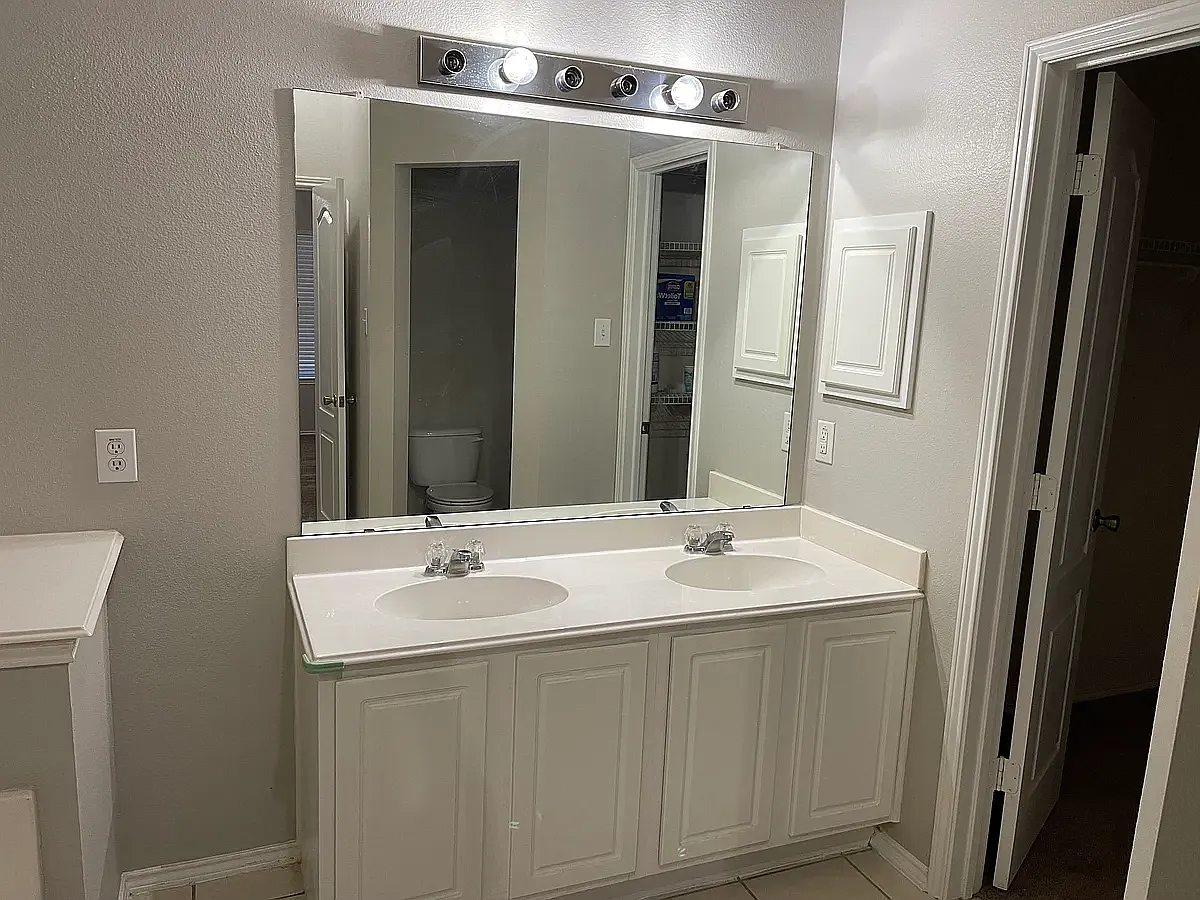 3 bed, 1955 sqft, $2,300 — Photo 2