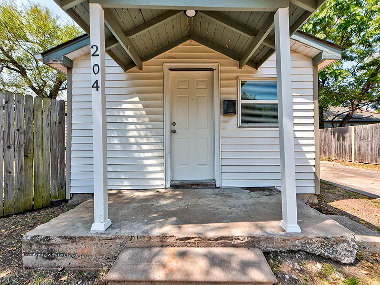 204 S Stewart Ave — Photo 1