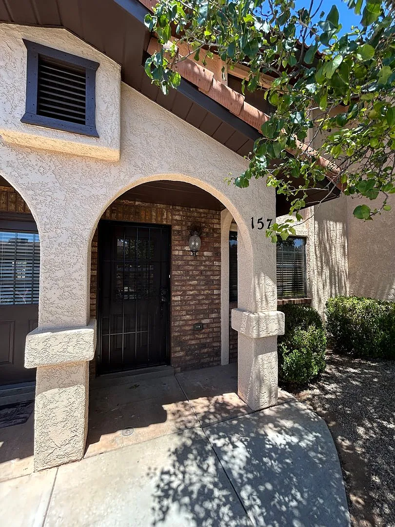 Available Now! - 2 Bed, 1.5 Bath with great community amenities and new kitchen appliances — Photo 4