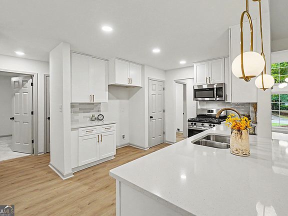 2nd image of 265 Lakeview Ln