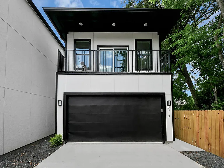 8313 Venus St — Photo 2