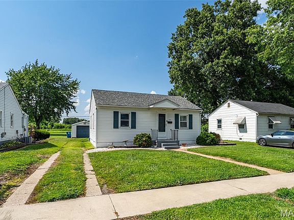 4th image of 2633 Center St