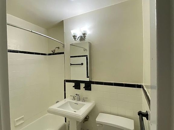 5th image of 325 E 54th St APT 2B