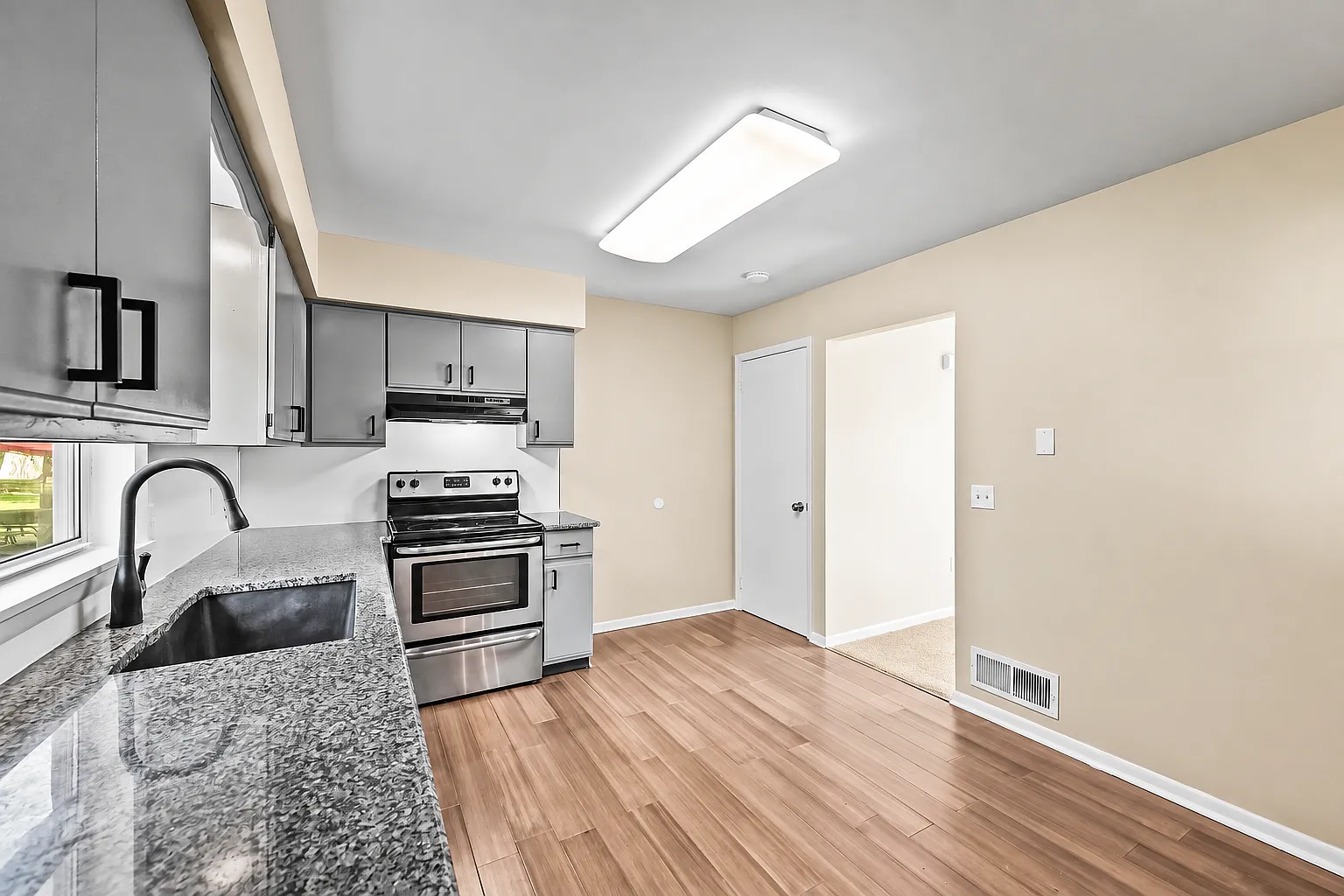3 bed, 1.5 bath, 1140 sqft, $1,825 — Photo 4