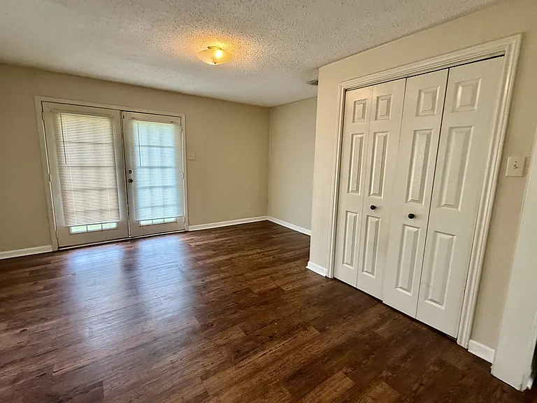 1009 Victoria St — Photo 8