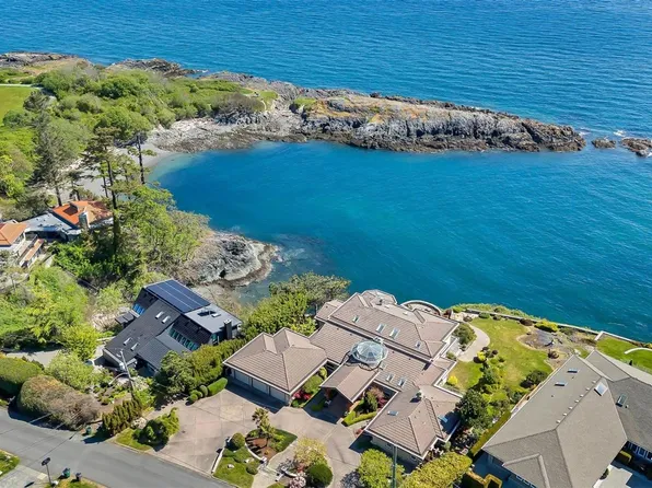 4461 Shore Way, Saanich, BC V8N 3V1