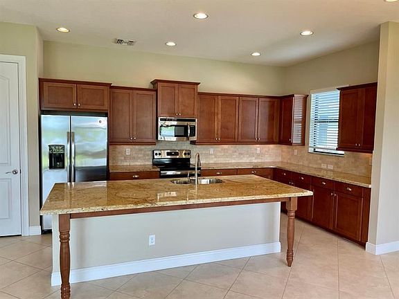 3rd image of 569 SE Fascino Cir
