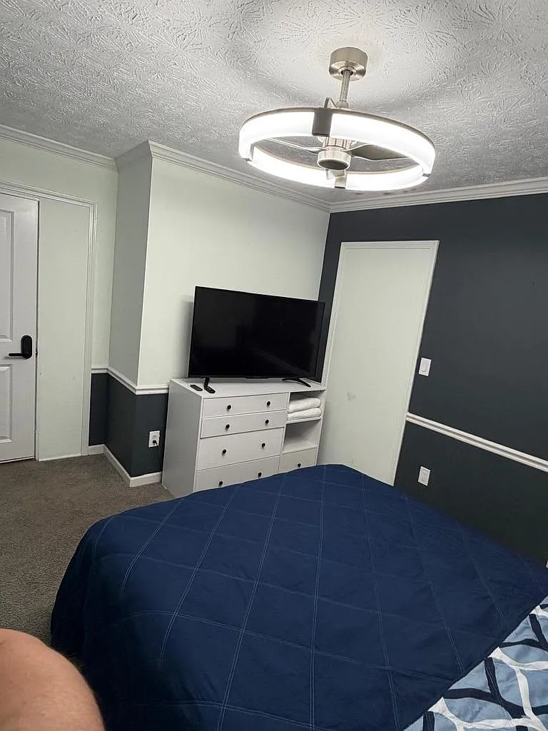 4 bed, 3.0 bath, 2342 sqft, $888 — Photo 2