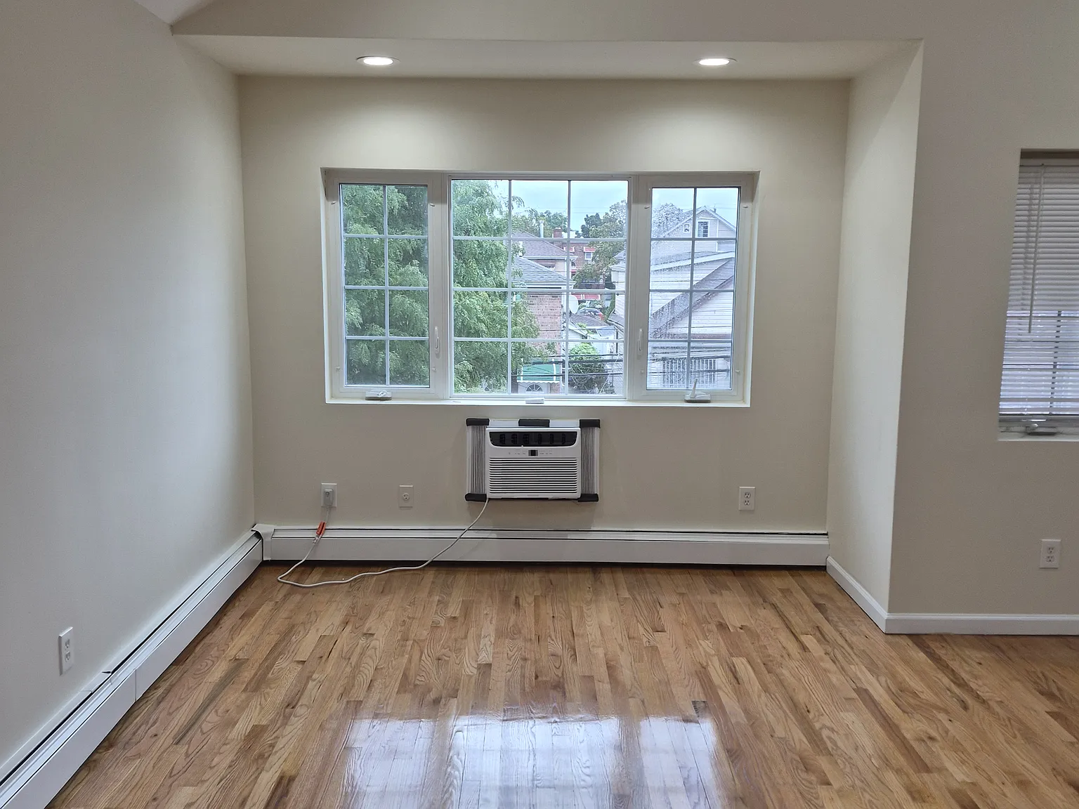 3 bed, 1100 sqft, $3,500 — Photo 3