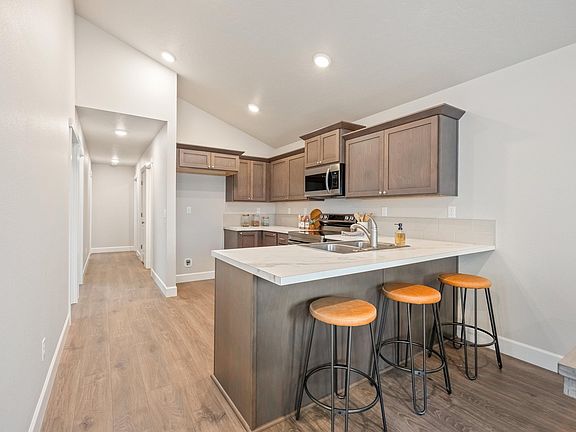 Florence Kitchen with Countertop Seating