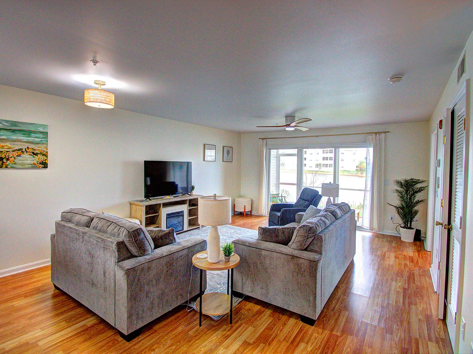 2 bed, 1160 sqft, $1,600 — Photo 2