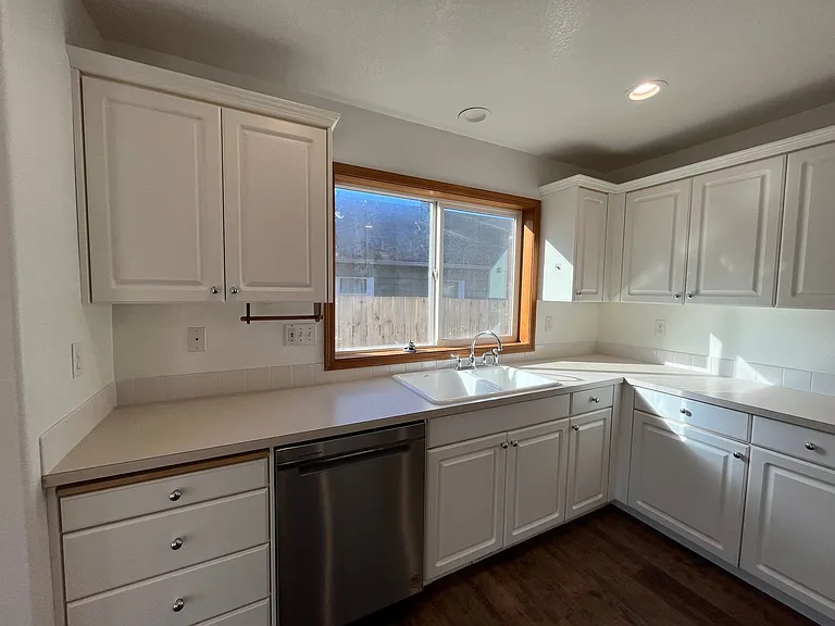 225 W Dartmouth St — Photo 12