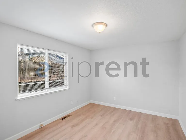2124 E 20th St — Photo 19