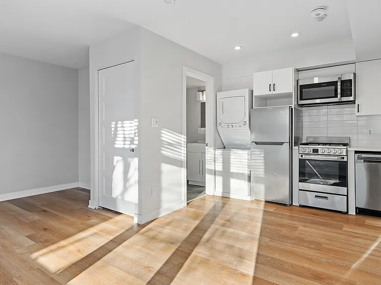 689 Churchill Ave N #204 — Photo 11