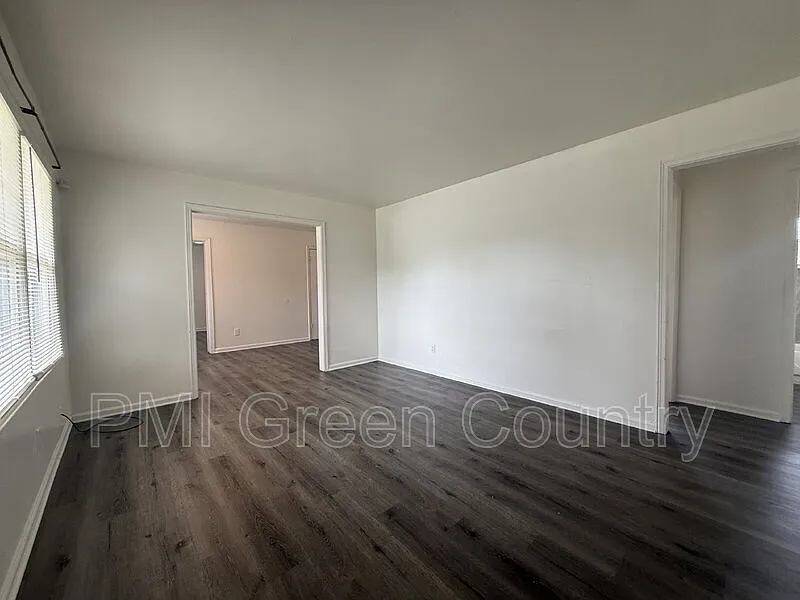 4 bed, 1.5 bath, 936 sqft, $1,095 — Photo 2