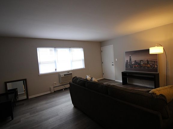 4th image of 4812 N Hermitage Ave #C3