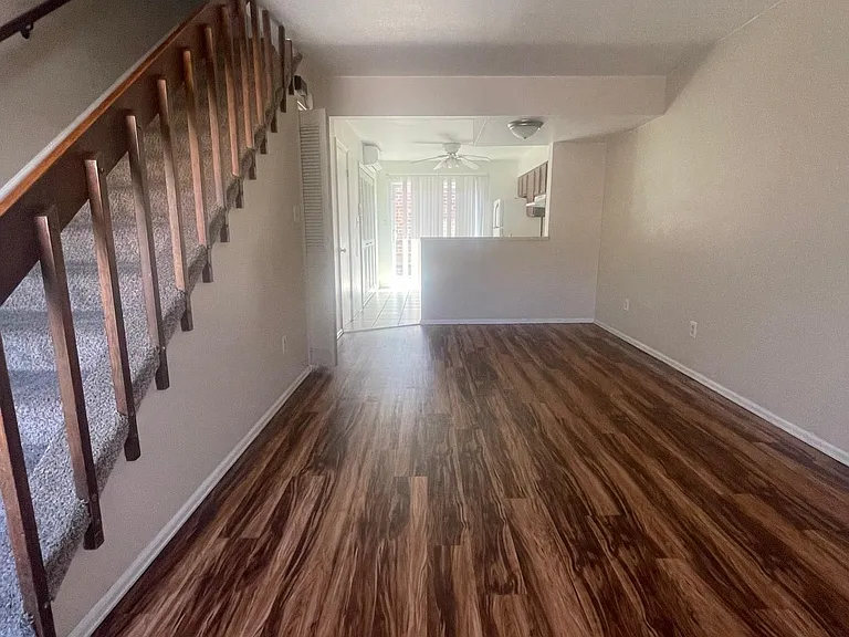 1926 N Salem Ave — Photo 2