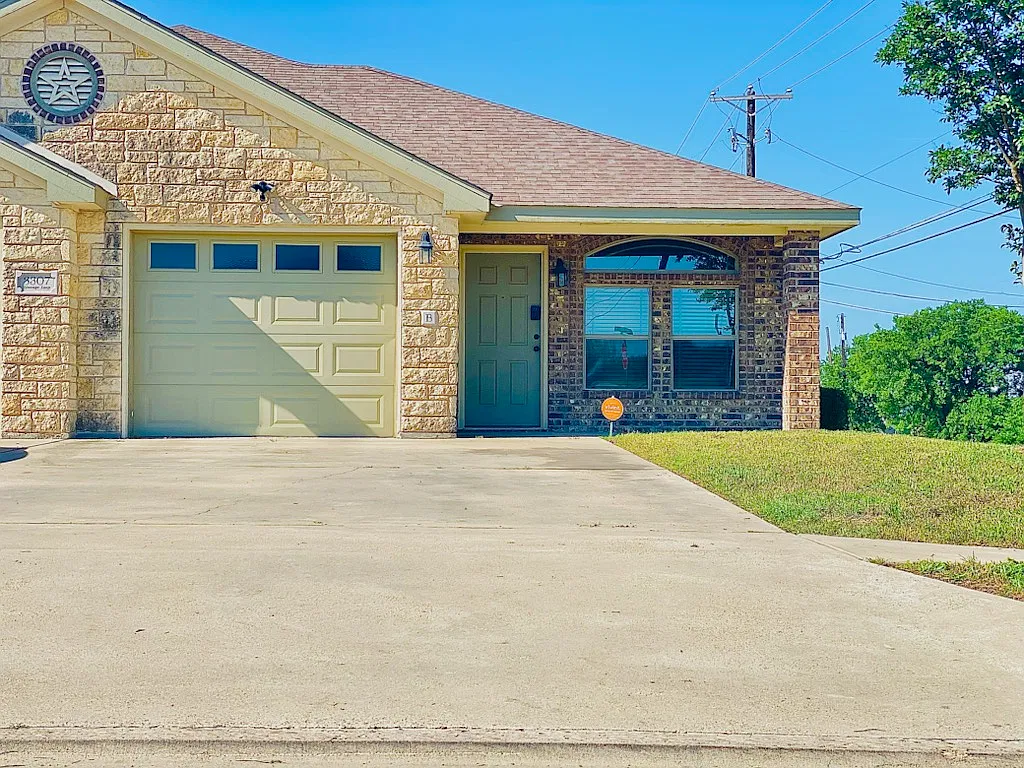 3 bed, 1351 sqft, $1,395 — Photo 1
