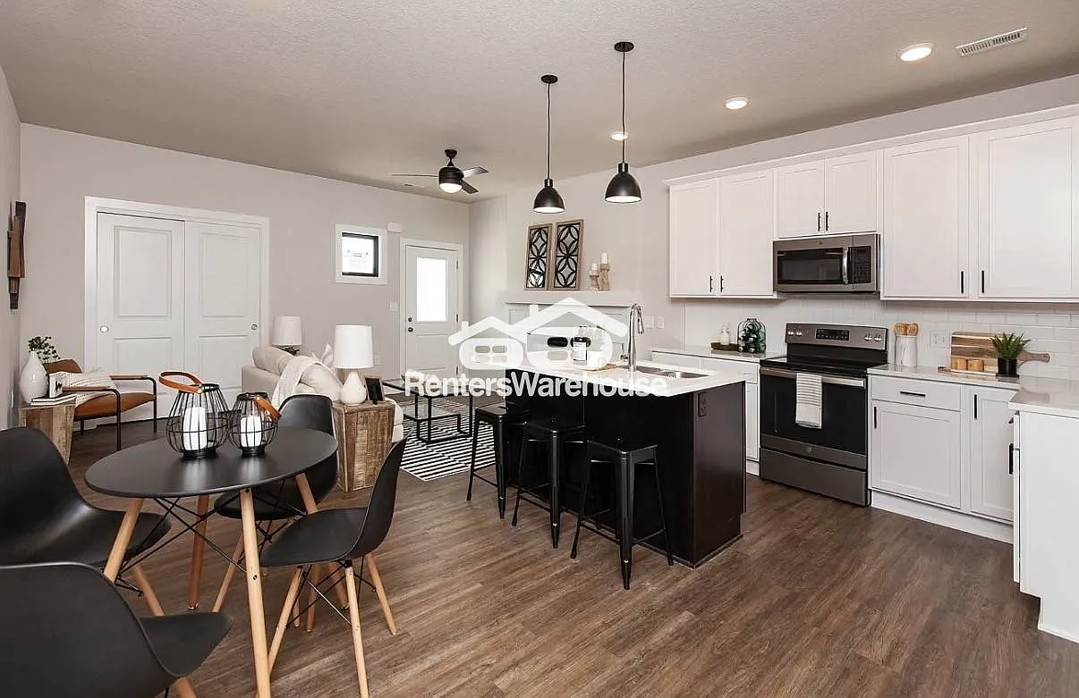 Two Bedroom Townhouse — Photo 4
