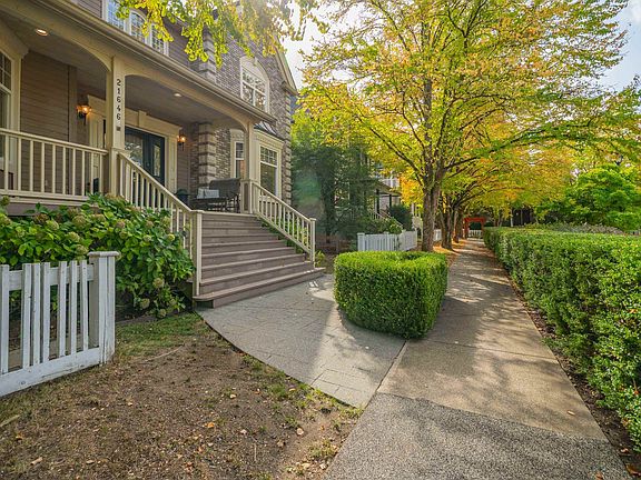4th image of 21646 Murrays Cres