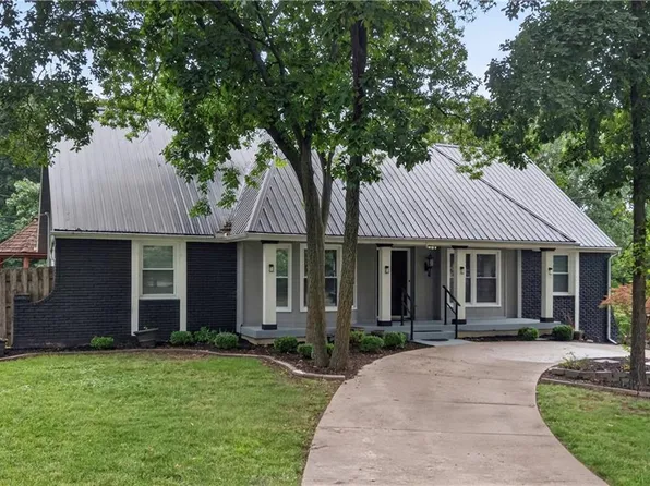 4735 Summit Ct, Shawnee, KS 66216