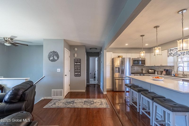 3rd image of 33 Willis Avenue