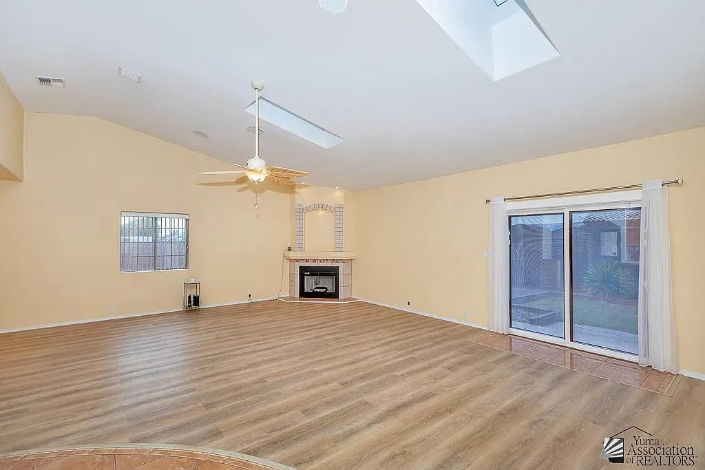 3 bed, 2.0 bath, 2165 sqft, $2,100 — Photo 4