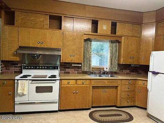 3rd image of 223 Douglas St